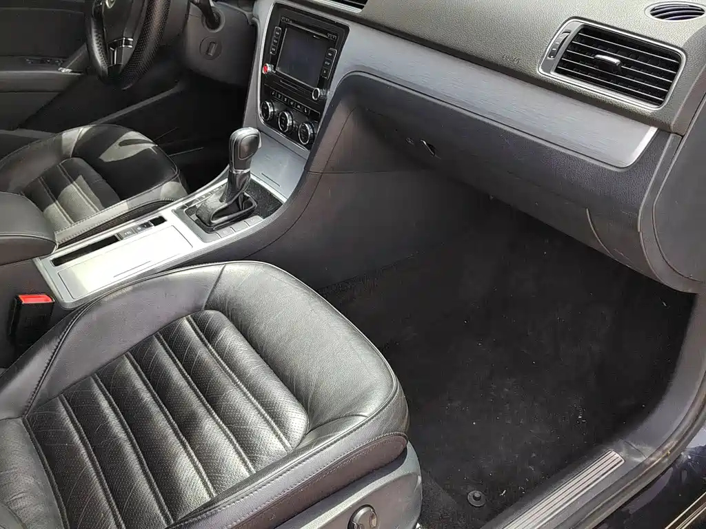 VOLKSWAGEN PASSAT 2015