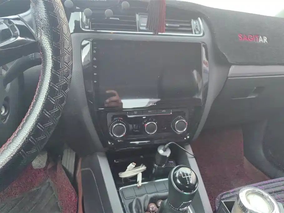 VOLKSWAGEN SAGITAR 2015