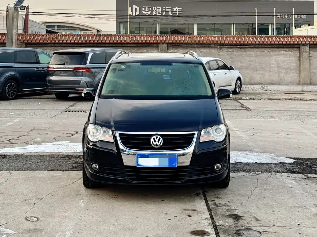 VOLKSWAGEN TOURAN 2010