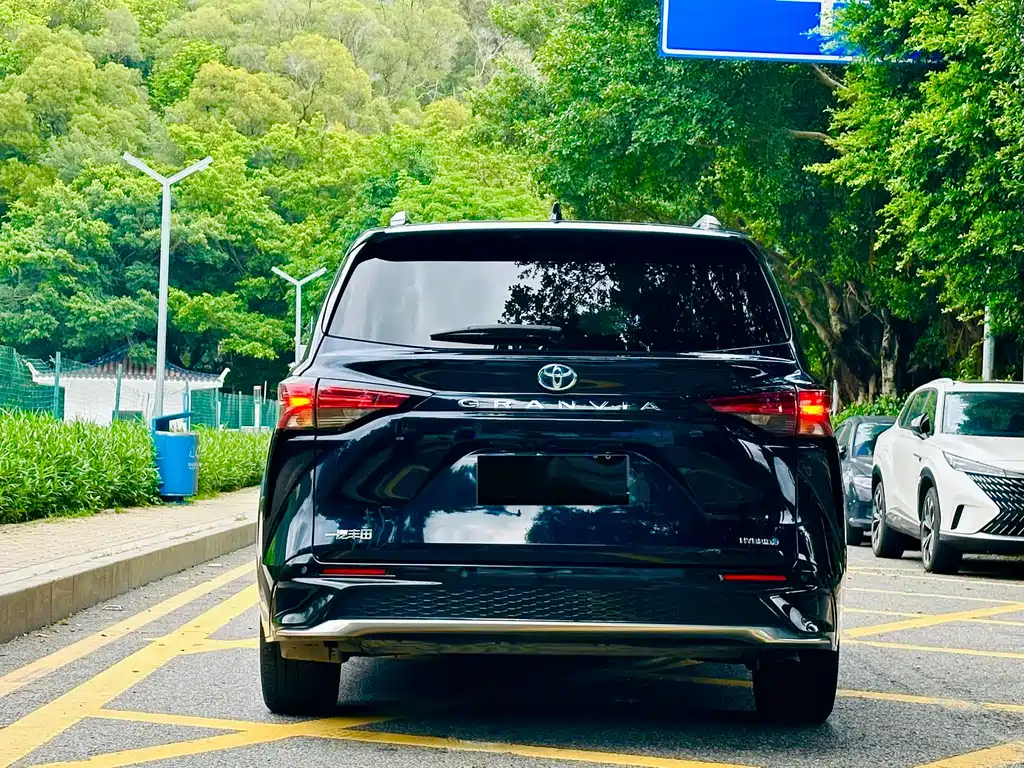 TOYOTA GRANVIA 2023
