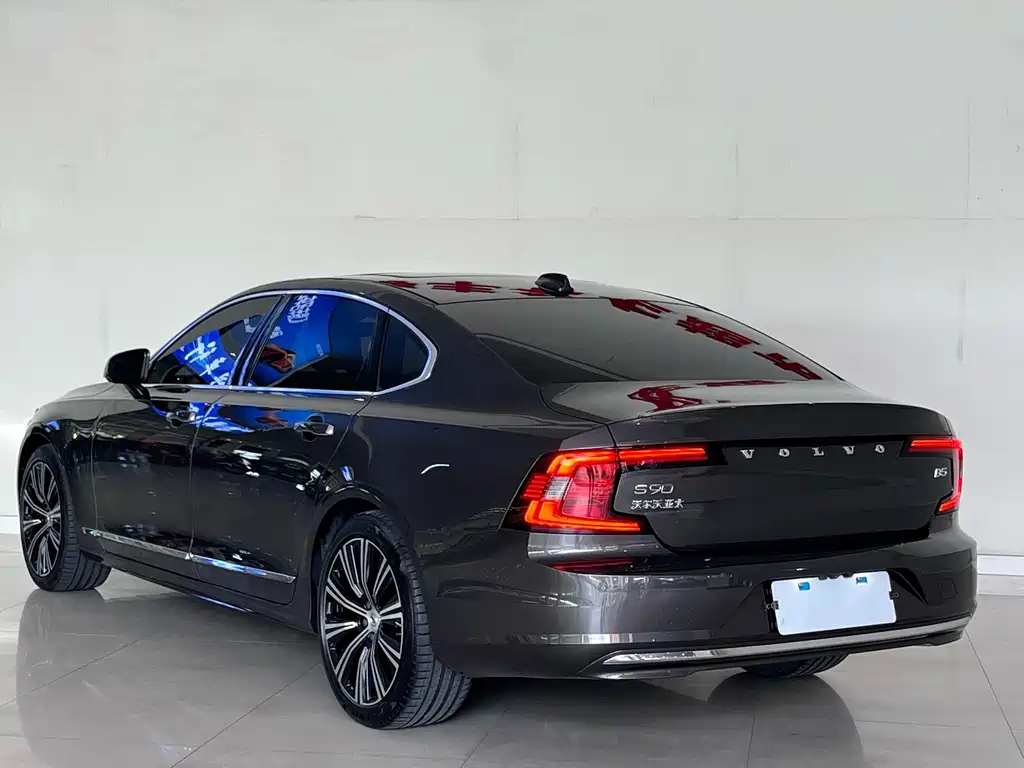 VOLVO S90 2023