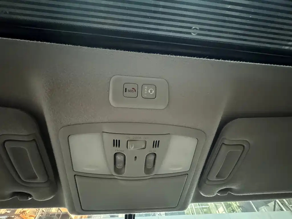 NISSAN QUEST 2017