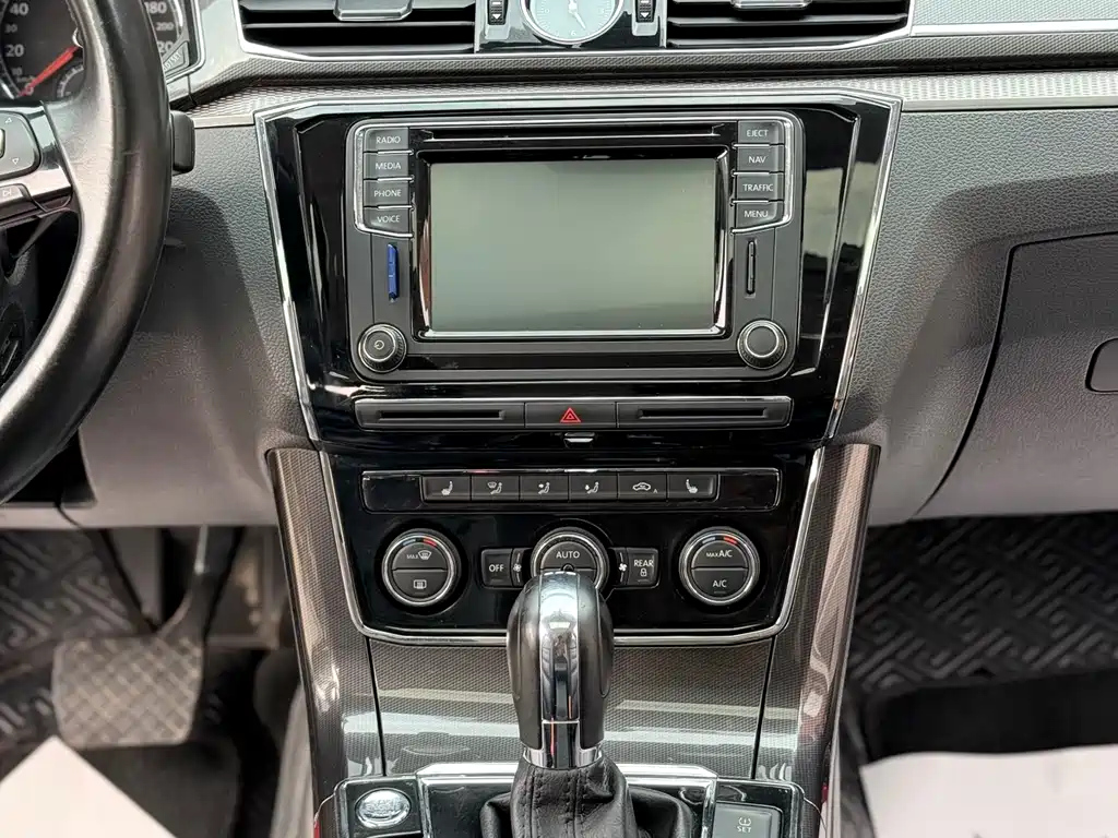 VOLKSWAGEN PASSAT 2017