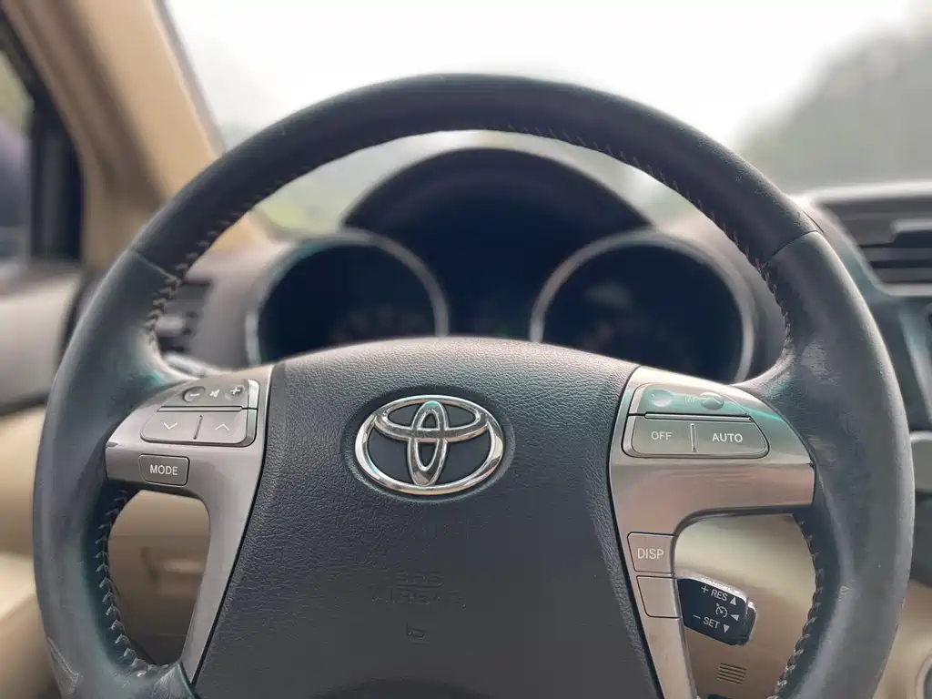 TOYOTA HIGHLANDER 2010