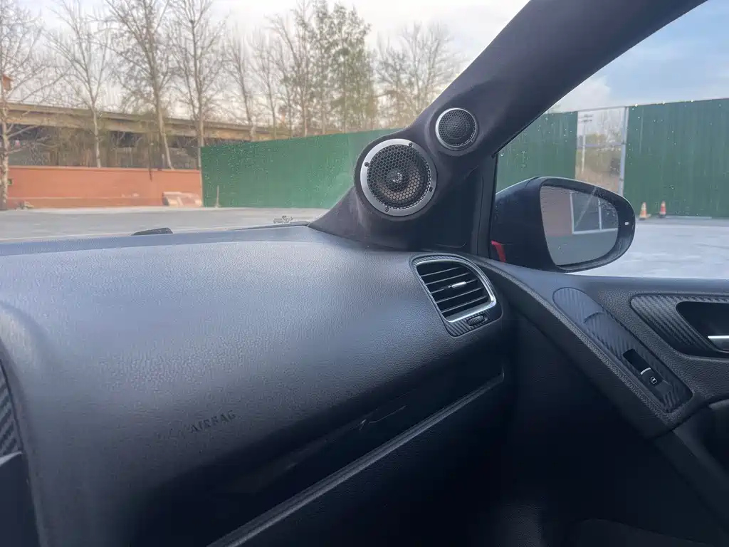 VOLKSWAGEN GOLF 2010