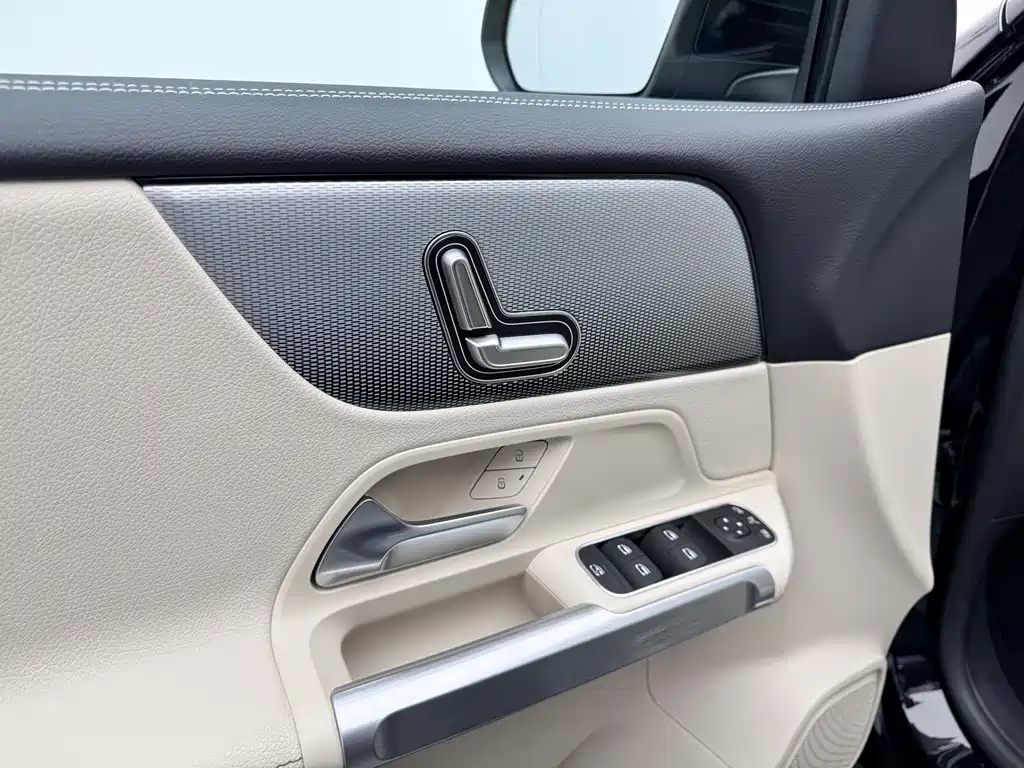 MERCEDES BENZ GLB 2023