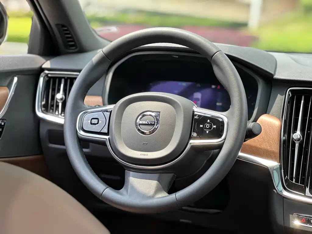 VOLVO S90 2023