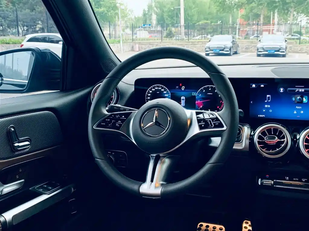 MERCEDES BENZ GLB 2024