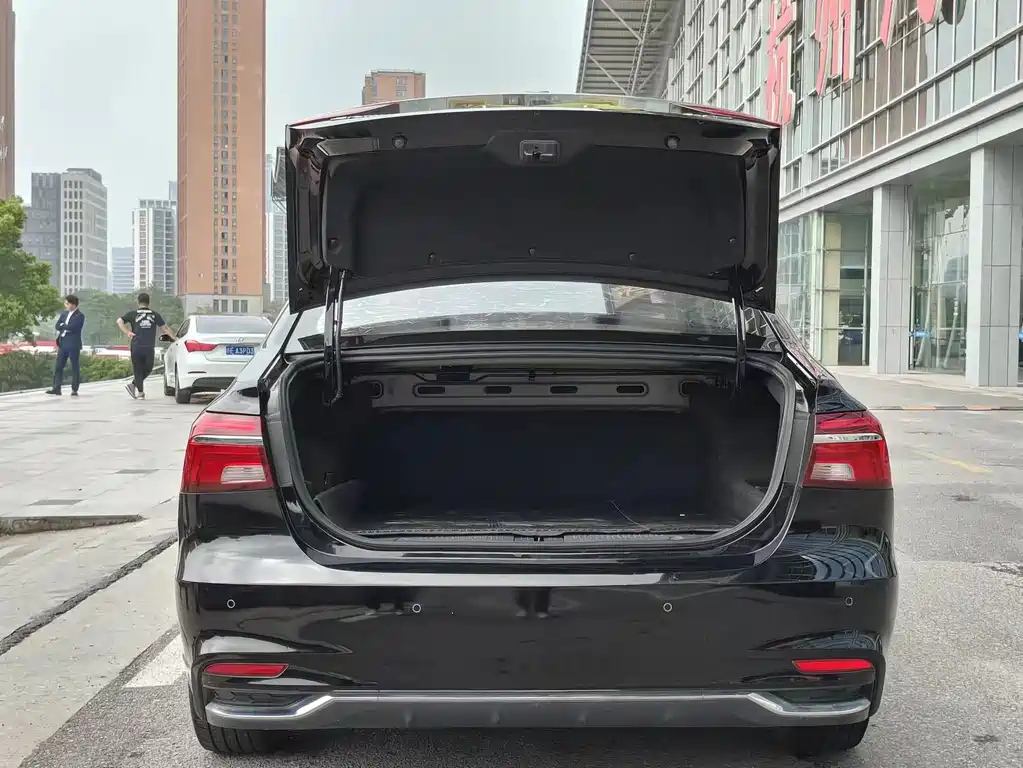 ROEWE I6 NEW ENERGY 2020