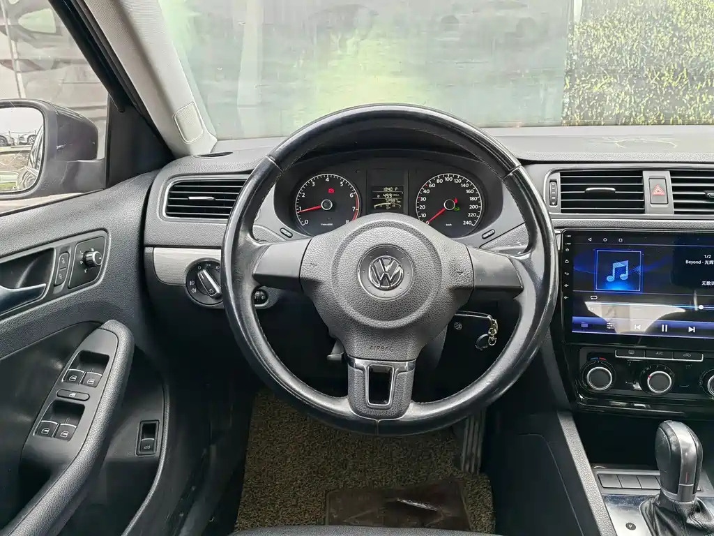 VOLKSWAGEN SAGITAR 2015