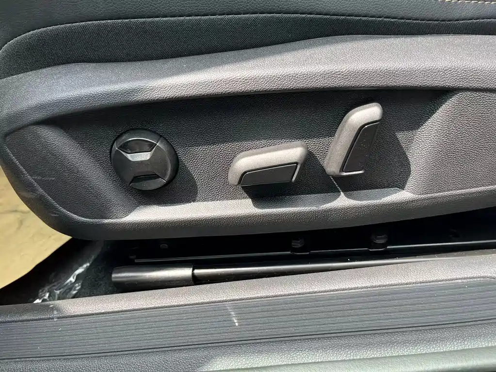 VOLKSWAGEN PASSAT 2024