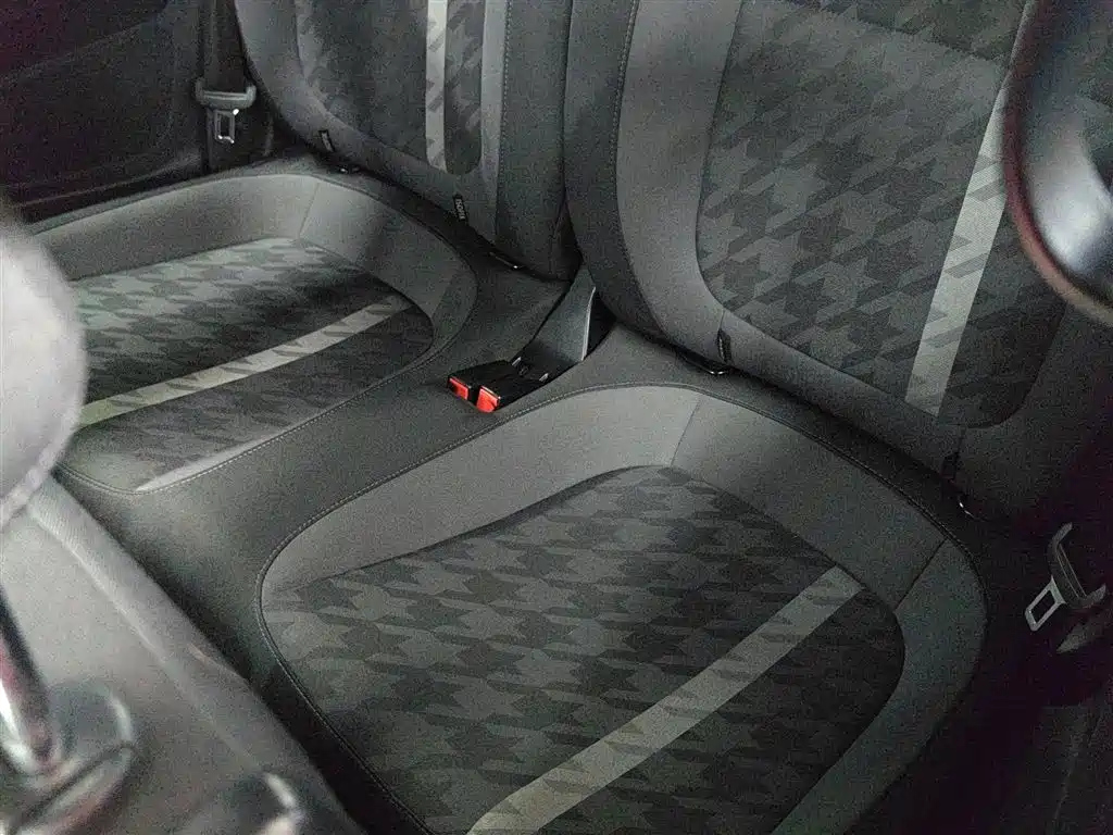 VOLKSWAGEN BEETLE 2018