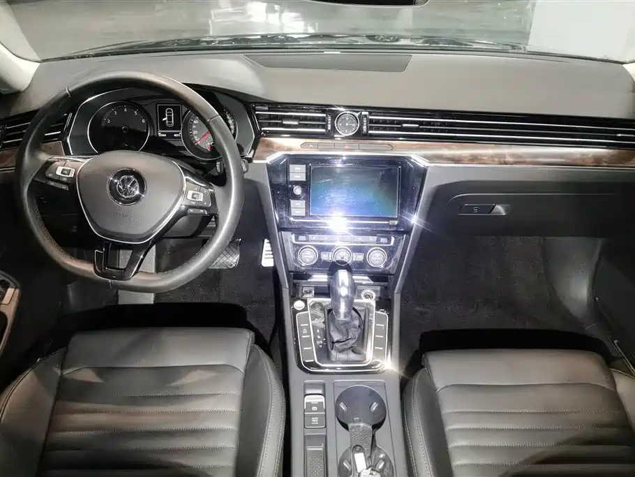 VOLKSWAGEN MAGOTAN 2020