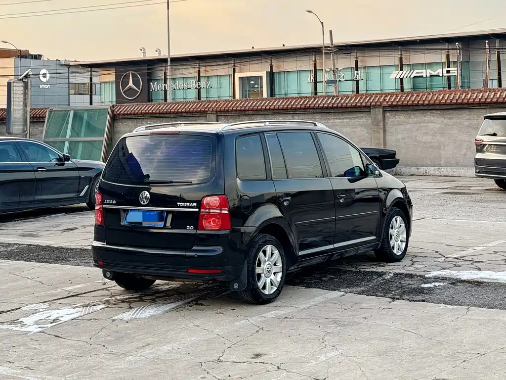 VOLKSWAGEN TOURAN 2010