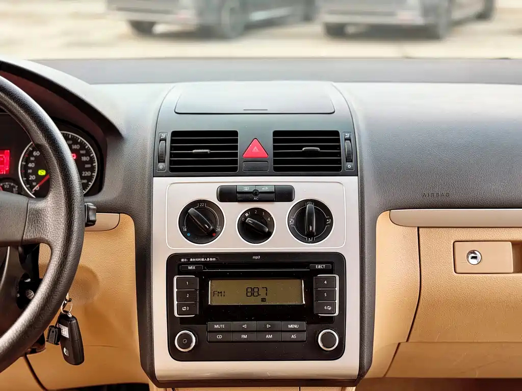 VOLKSWAGEN TOURAN 2010