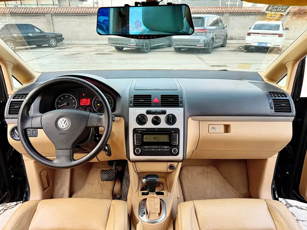 VOLKSWAGEN TOURAN 2010