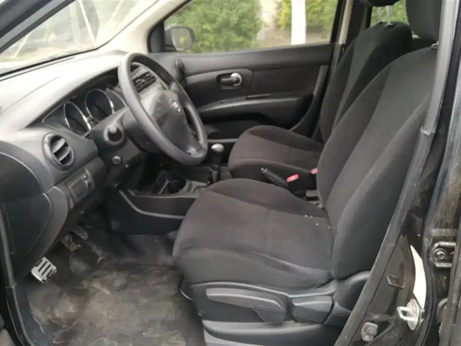 NISSAN LIVINA 2016