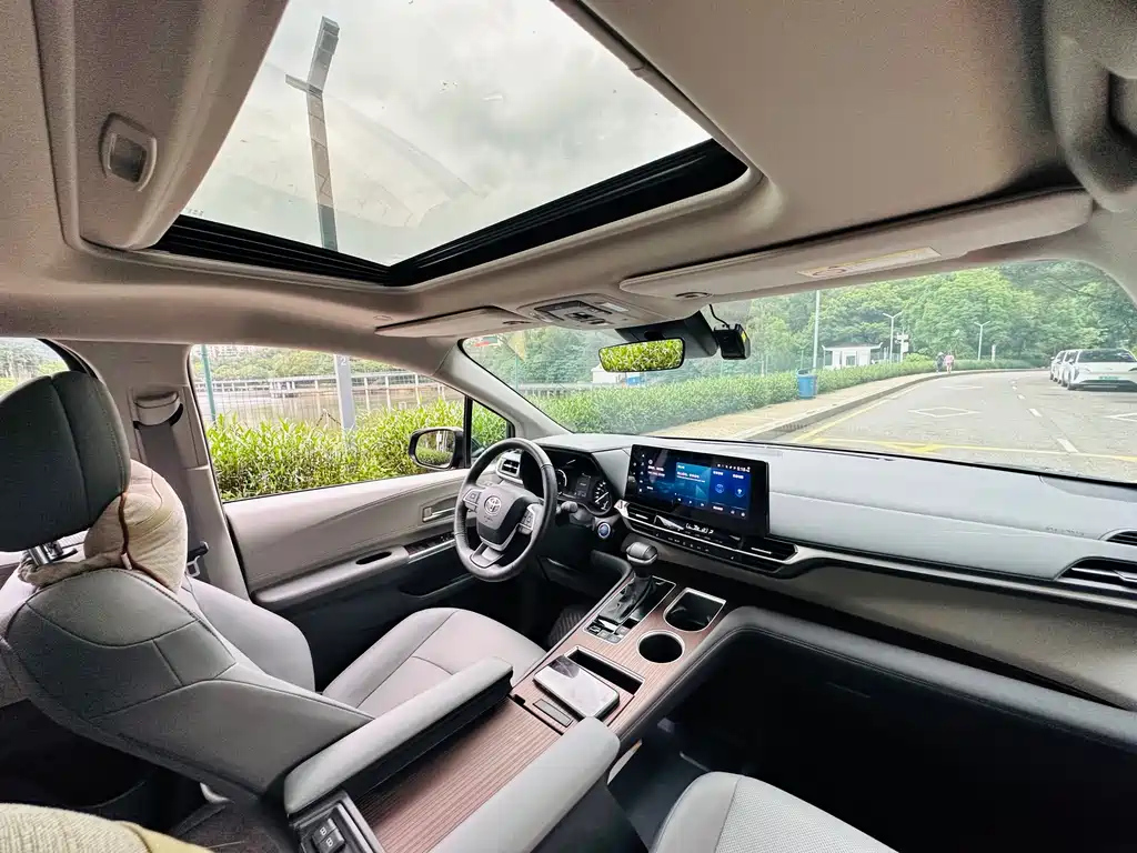 TOYOTA GRANVIA 2023