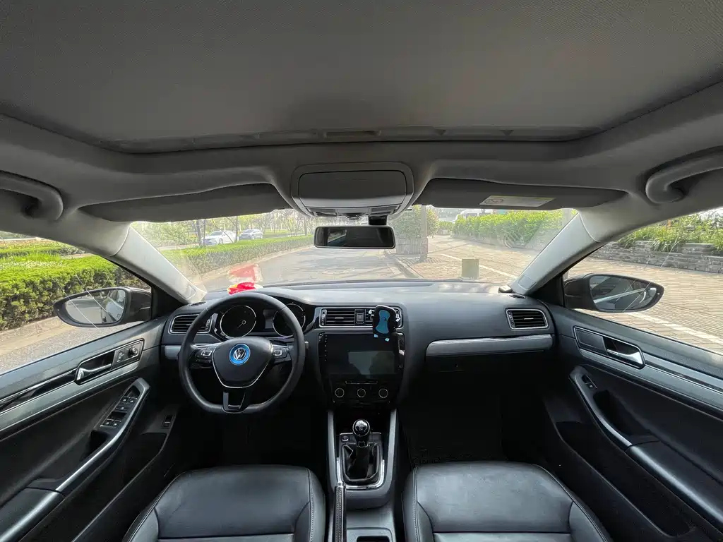 VOLKSWAGEN SAGITAR 2016