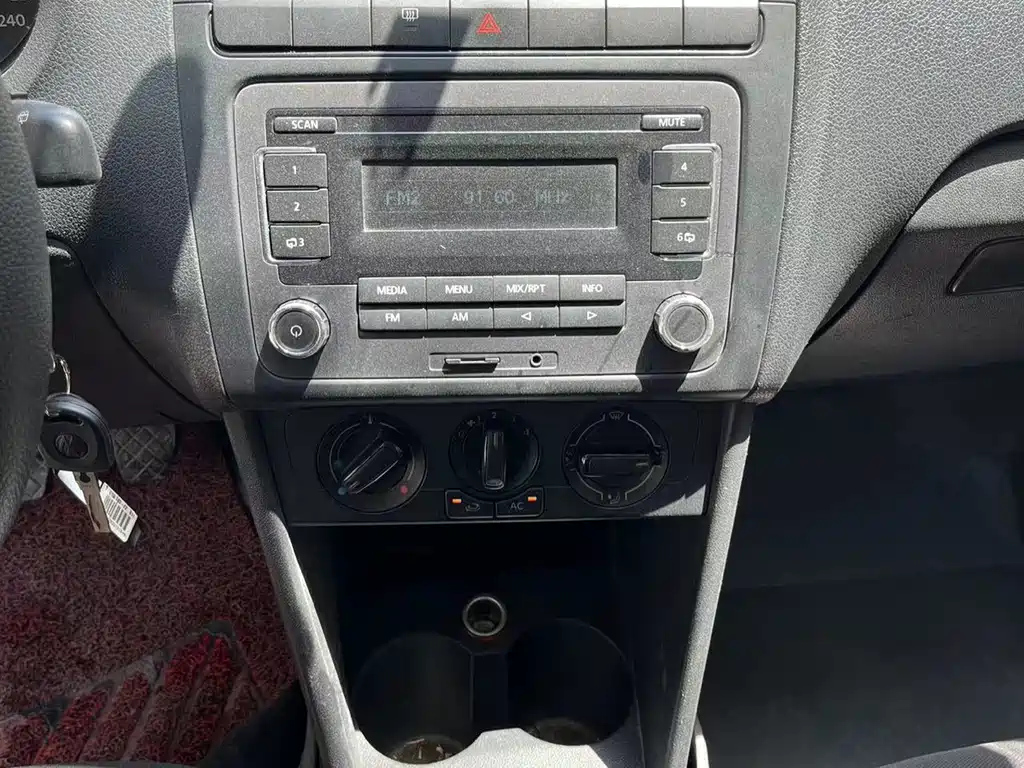 VOLKSWAGEN POLO 2014