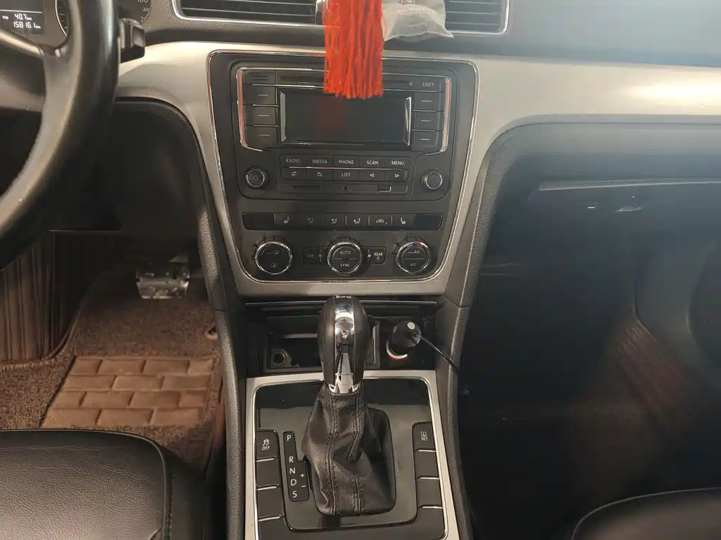 VOLKSWAGEN PASSAT 2014