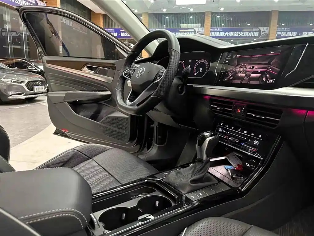 VOLKSWAGEN PASSAT 2023