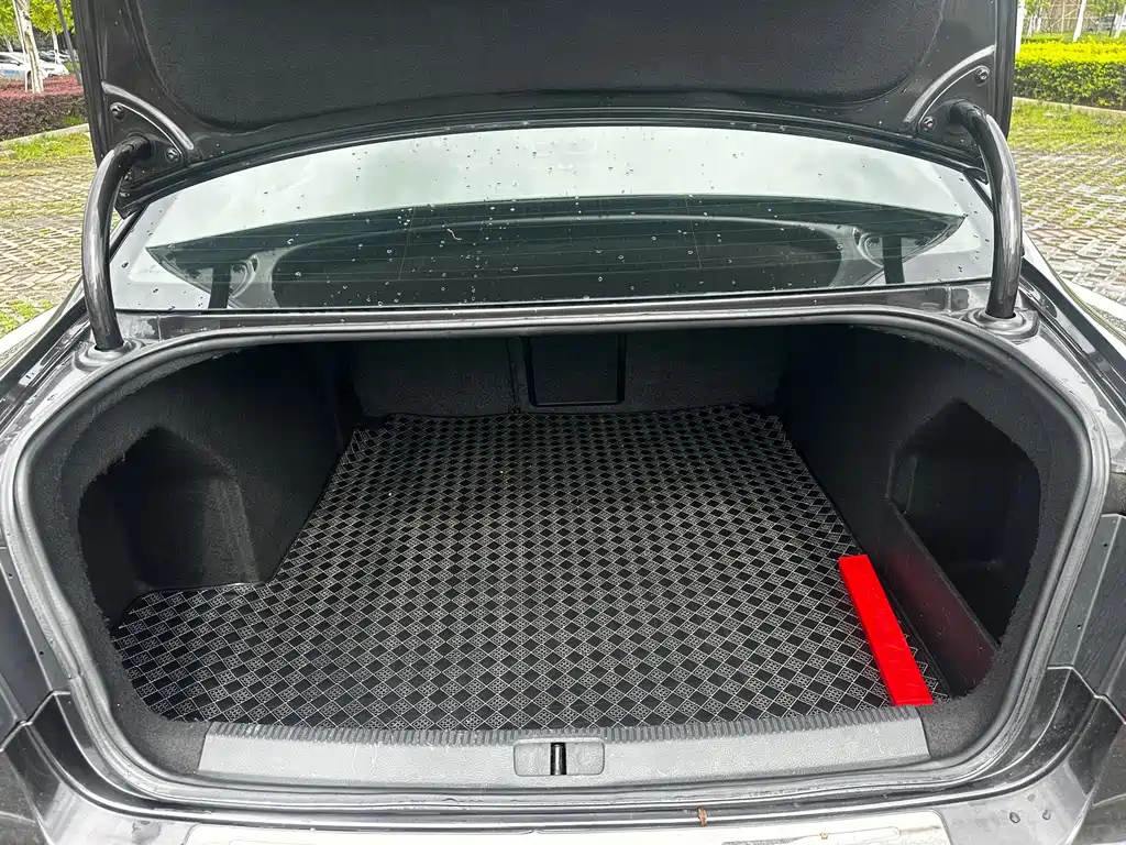 VOLKSWAGEN MAGOTAN 2012