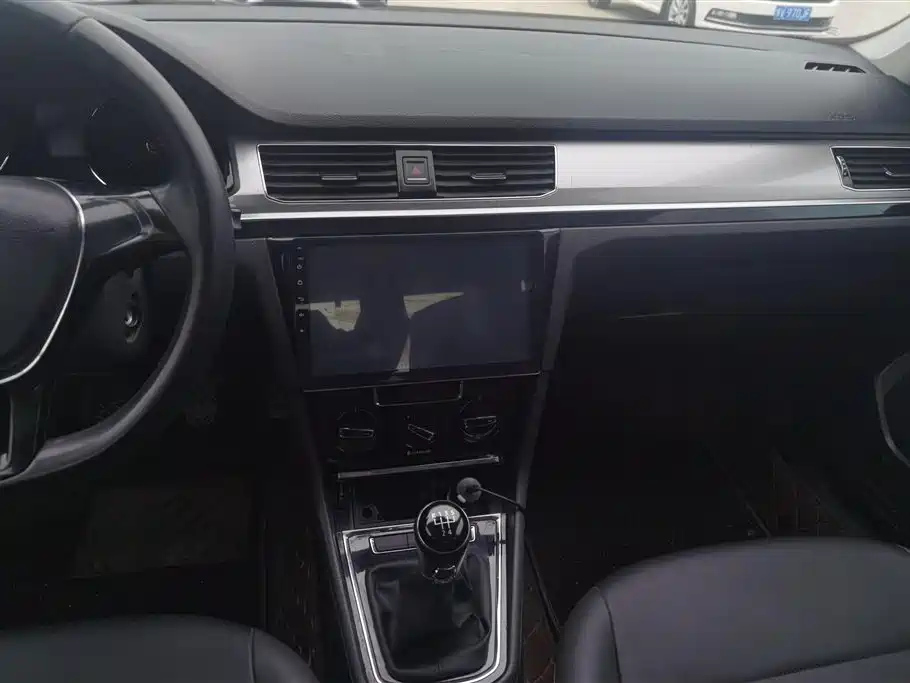 VOLKSWAGEN BORA 2017