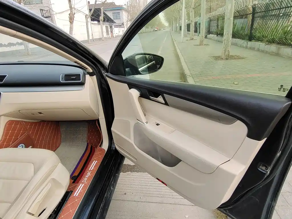 VOLKSWAGEN MAGOTAN 2012