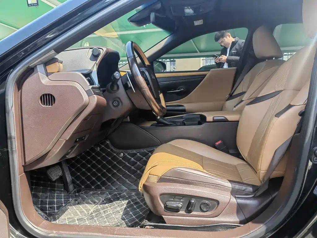 LEXUS ES 2020