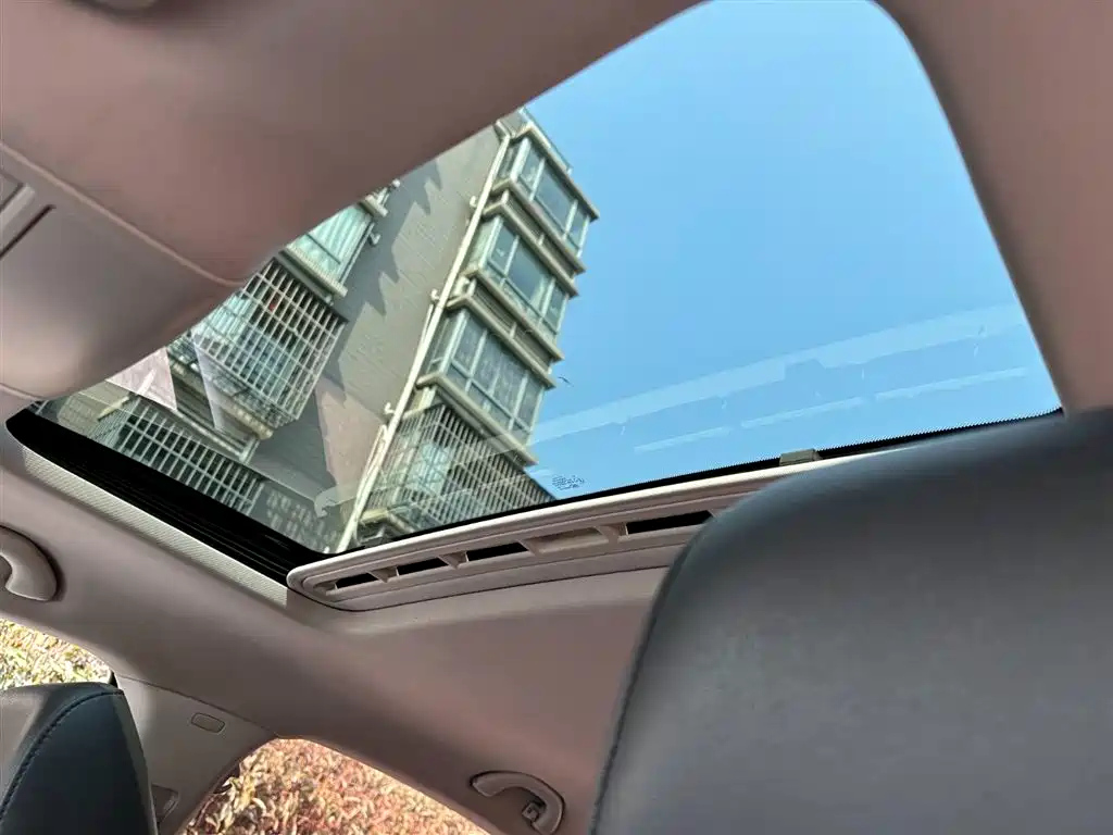 VOLKSWAGEN SAGITAR 2014