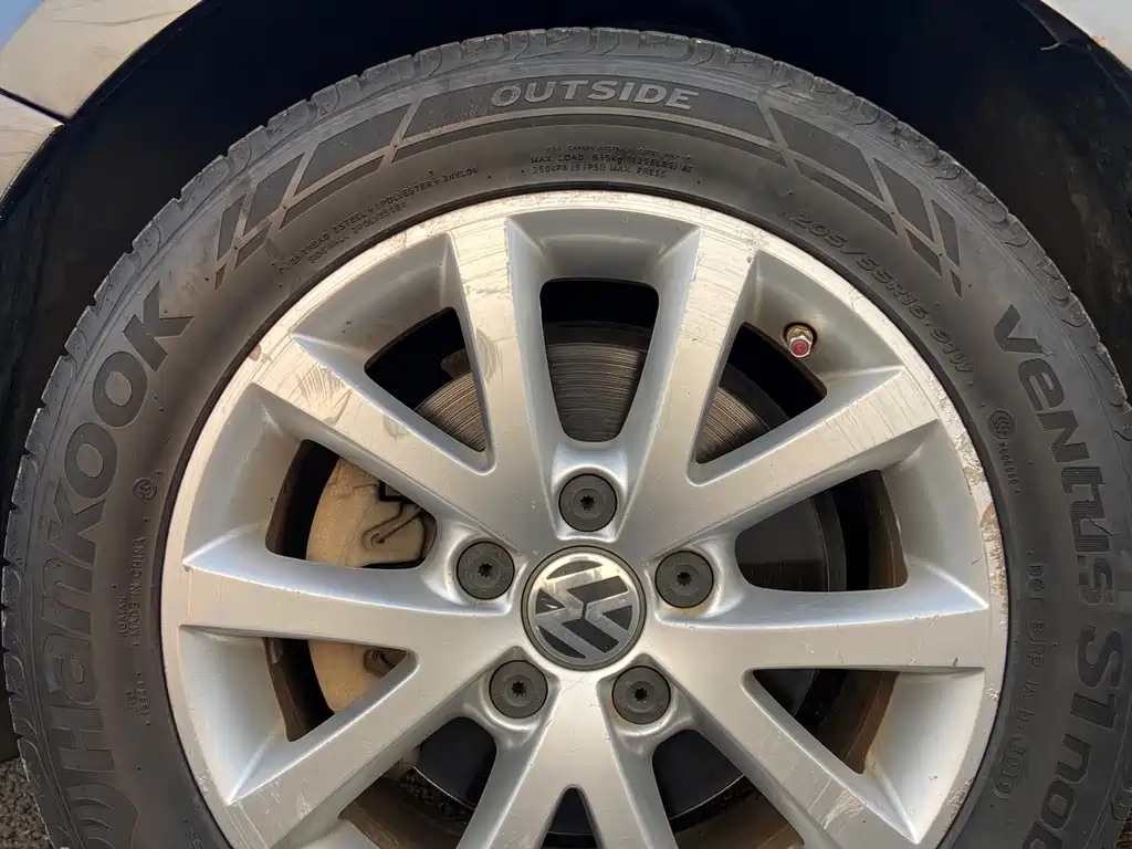VOLKSWAGEN SAGITAR 2012