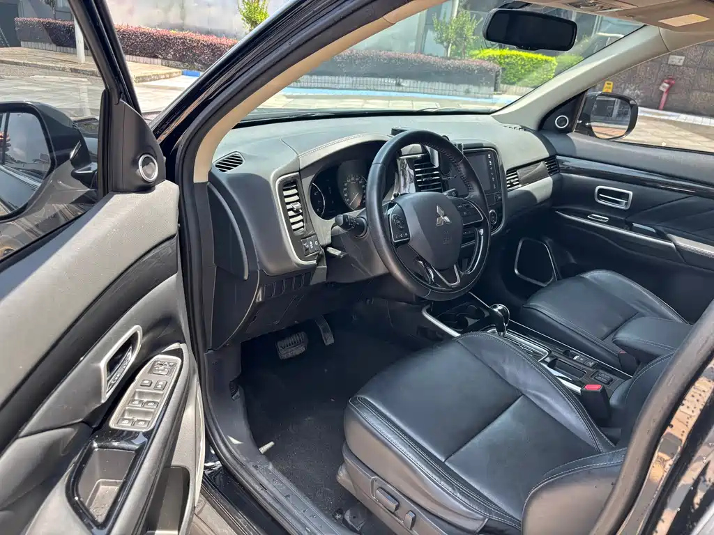 MITSUBISHI OUTLANDER 2019
