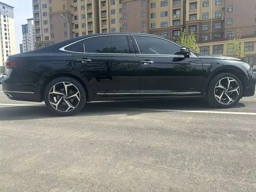 VOLKSWAGEN PASSAT 2023