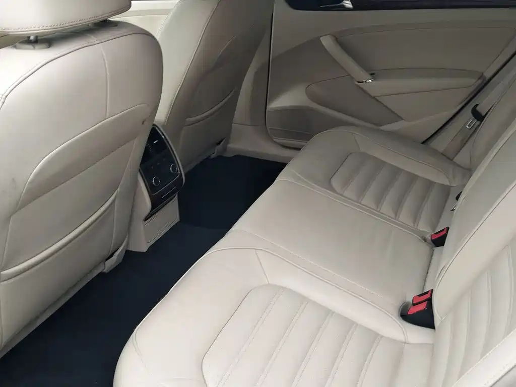 VOLKSWAGEN PASSAT 2011