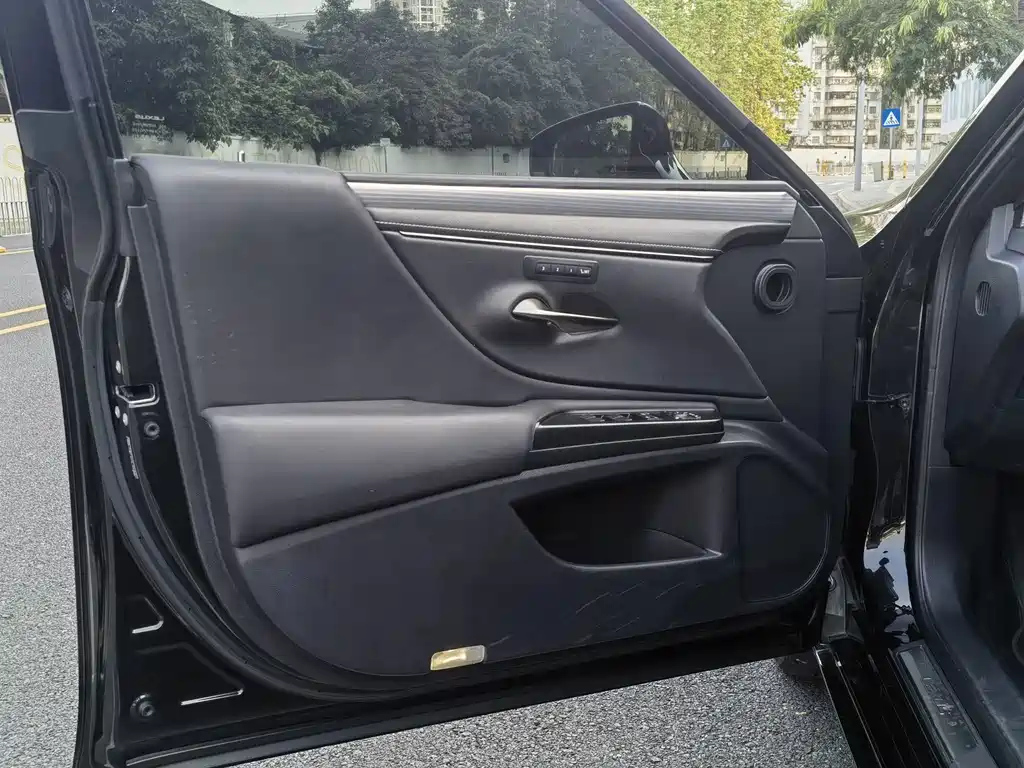 LEXUS ES 2020