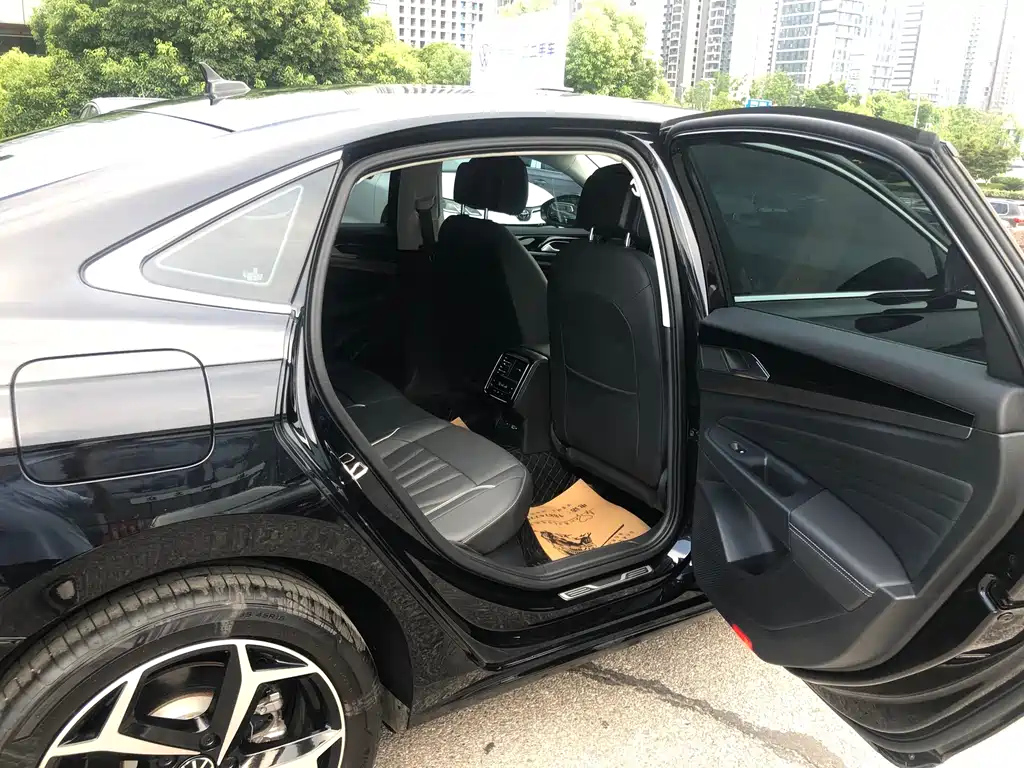 VOLKSWAGEN PASSAT 2024