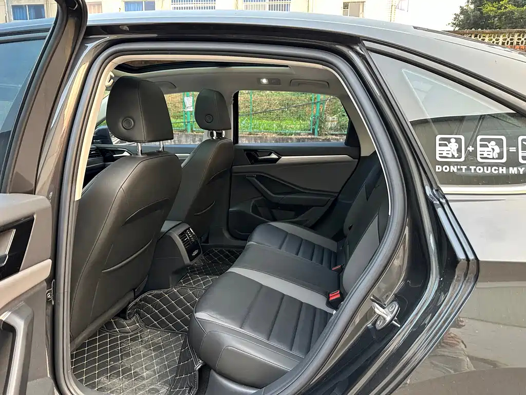 VOLKSWAGEN SAGITAR 2022