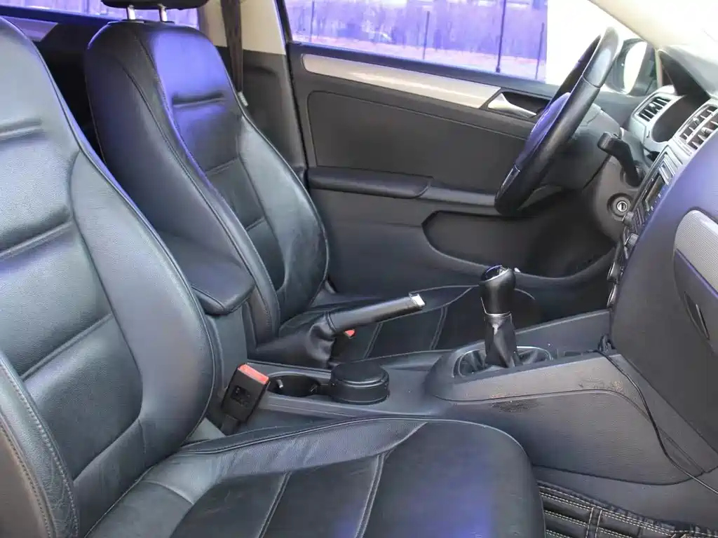 VOLKSWAGEN SAGITAR 2013