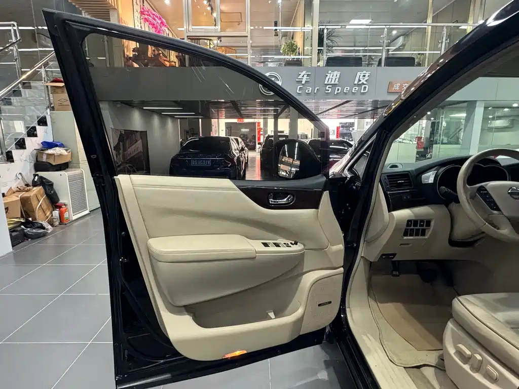 NISSAN QUEST 2017