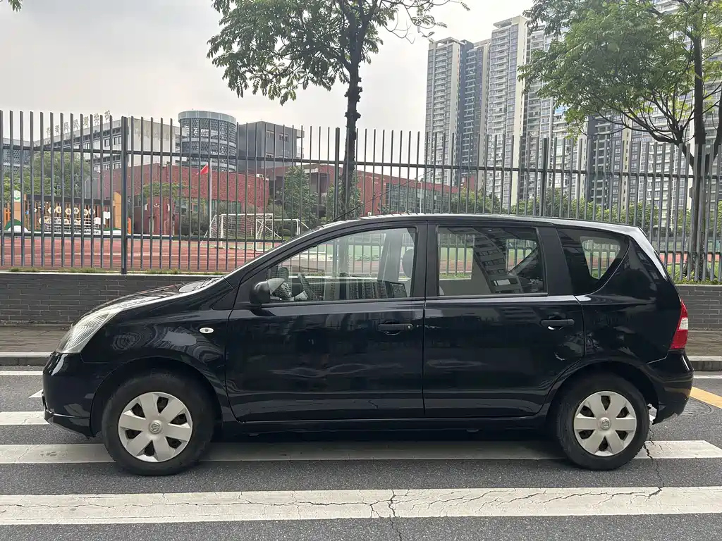 NISSAN LIVINA 2012