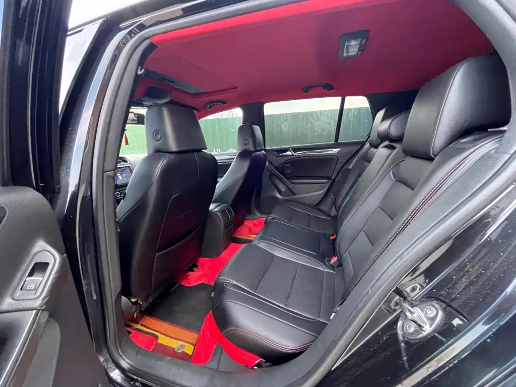 VOLKSWAGEN GOLF 2010