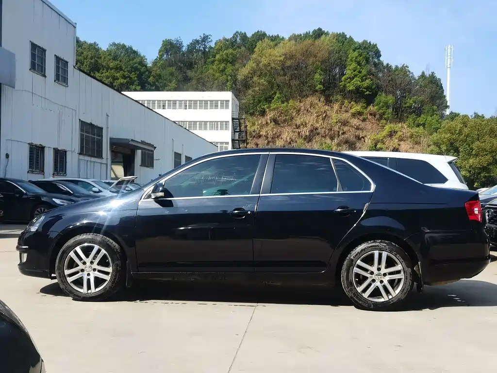 VOLKSWAGEN SAGITAR 2010
