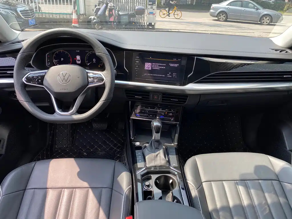 VOLKSWAGEN PASSAT 2023