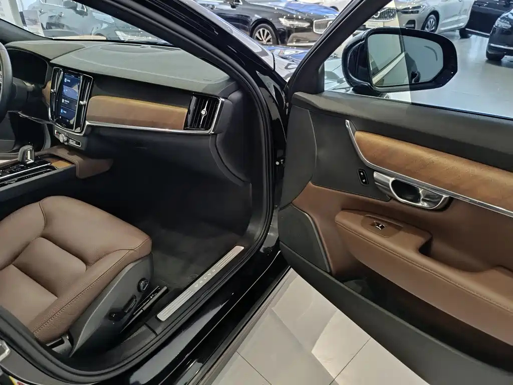 VOLVO S90 2023