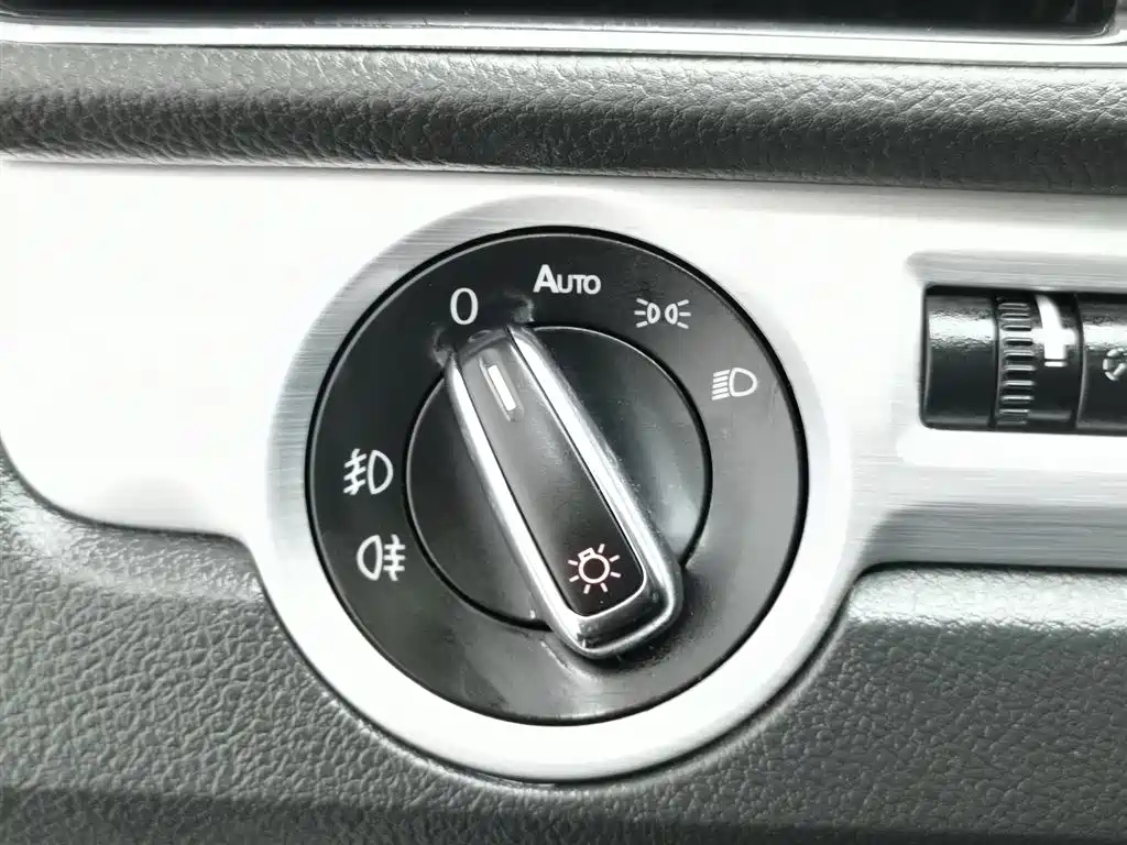 VOLKSWAGEN PASSAT 2014