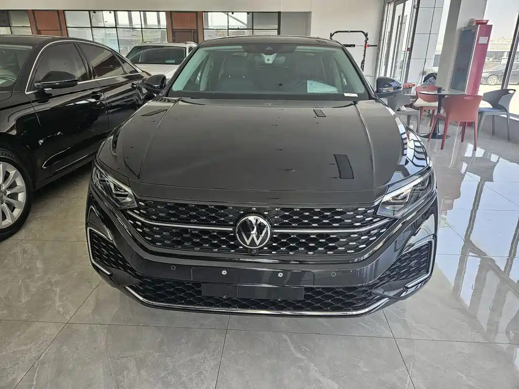 VOLKSWAGEN PASSAT 2023