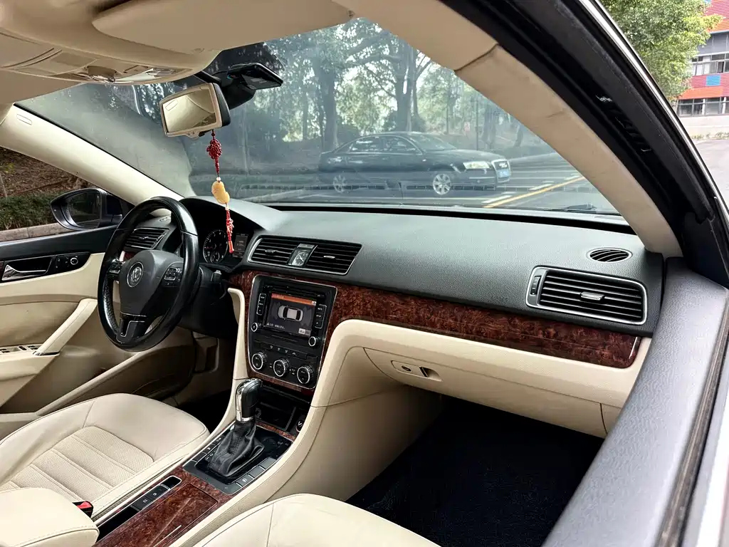 VOLKSWAGEN PASSAT 2012