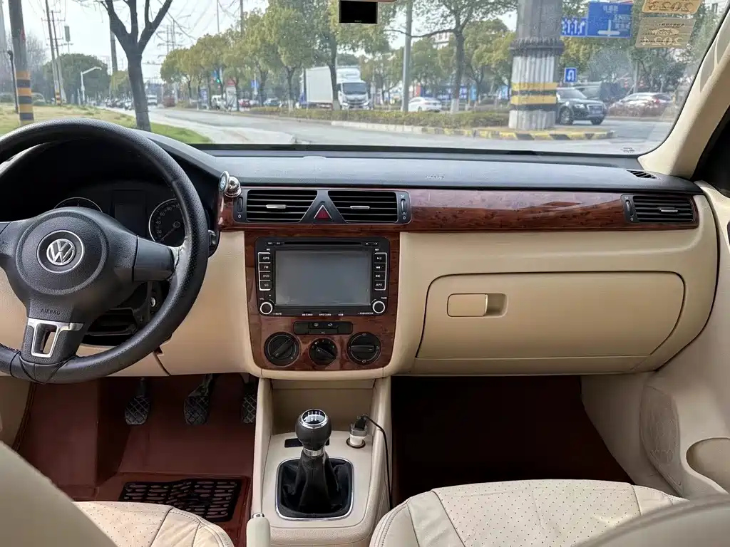 VOLKSWAGEN BORA 2011