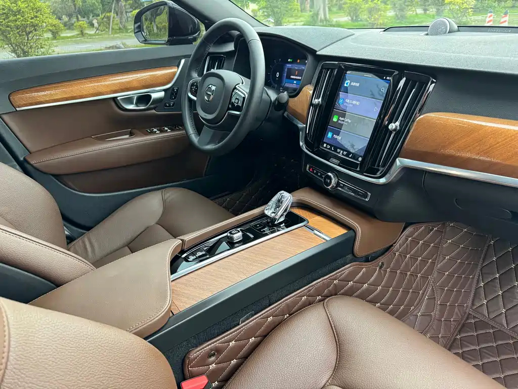 VOLVO S90 2023